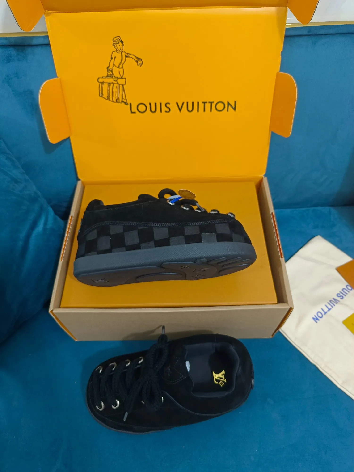👟👟Ex-factory price 640👟👟 LV YETI slip-on shoes, based on suede cow leather, partially embossed with Nigo's reinterpretation of LV Damier pattern, cleverly echoing the Chinese tradition of taking off shoes when entering the house, and the "small feet" aesthetic is integrated into Chinese street genes. The palm-printed rubber outsole hides the LV letters and Monogram flowers. The exquisite craftsmanship made in Italy shows the brand's heritage in a comfortable slip-on style. The reservation mode adds a unique style, it is traditional and trendy, and it is suitable for couples aged 35-45.